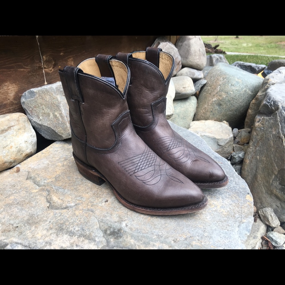 Frye Billy short cowboy boot in smoke grey size 7